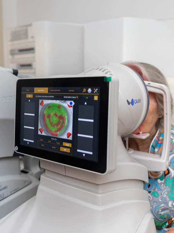 Grå stær dame øjenundersøgelse